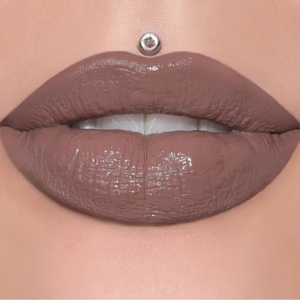 🪷 NIB Jeffree Star Supreme Gloss Lipstick “Tea Bag”